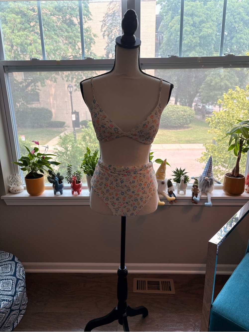 ✨Billabong (EUC) Floral Bikini top and bottom Set Size M✨